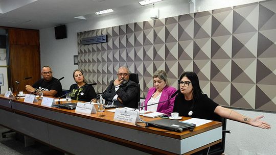 Professores cobram cumprimento do piso do magistério pelos municípios Fonte: Agência Senado – Brasília