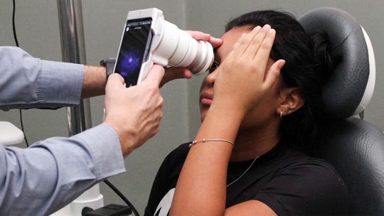 SES realiza exames oftalmológicos com aparelho portátil que facilita diagnóstico de doenças oculares – Saúde